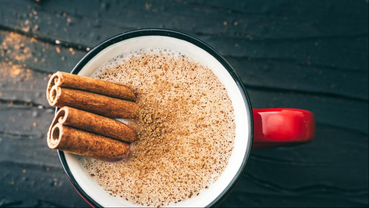 Por qué añadir canela al café puede poner en riesgo tu salud