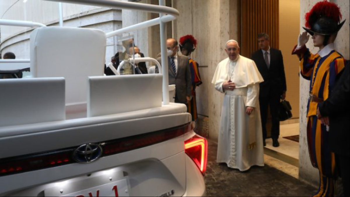 El Papa Francisco recibe un papamóvil de hidrógeno para desplazarse sin contaminar
