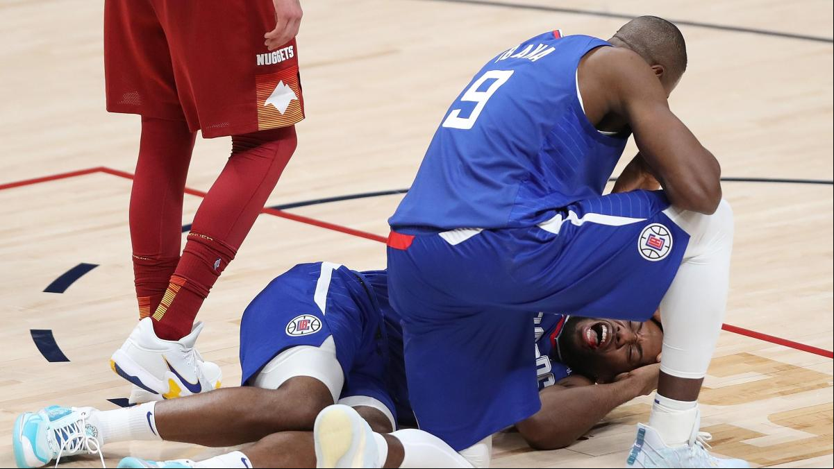 El codazo involuntario de Serge Ibaka que deja KO a su compañero Kawhi Leonard