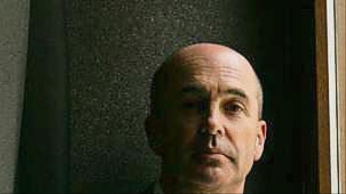 Don Winslow ofrece 20.000$ a quien identifique al policía que posó en una selfie con los asaltantes