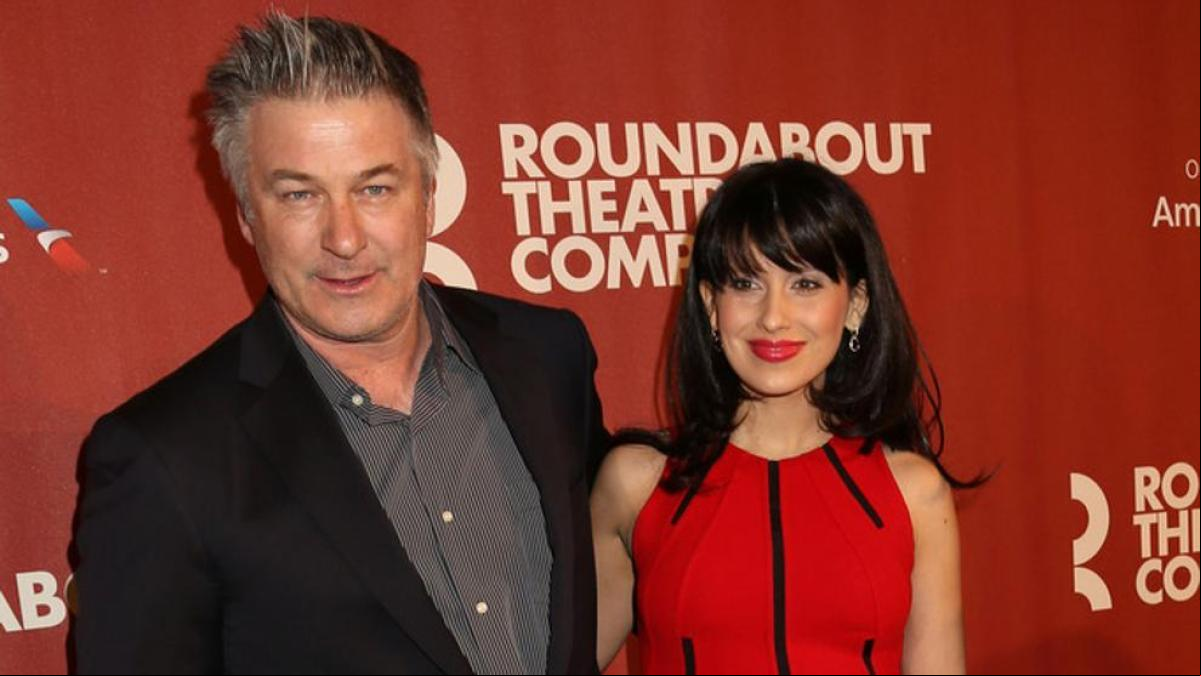 La esposa de Alec Baldwin, acusada de mentir sobre su origen español y su nombre
