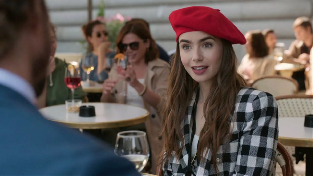Lily Collins, de Emily in Paris, desvela cómo fue su pedida de mano