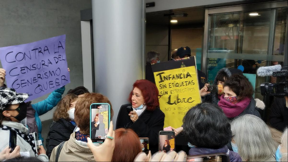 Lidia Falcón reafirma ante la Fiscalía que el movimiento trans empuja la pedofilia