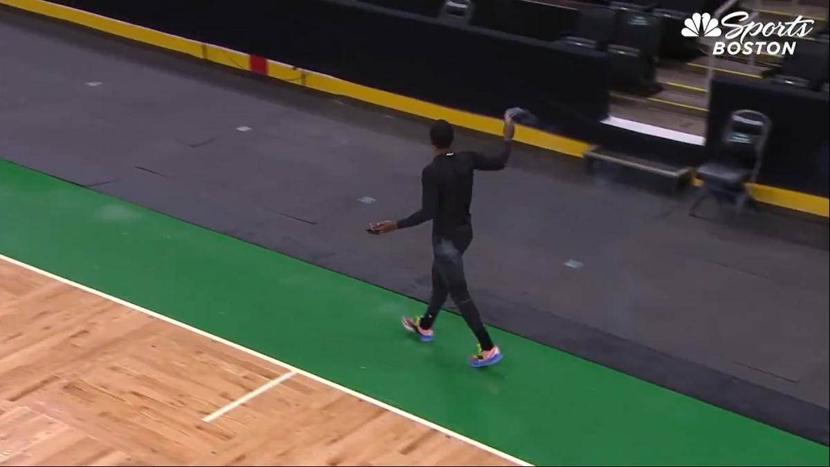 El extraño ritual de Irving para ahuyentar los malos espíritus del TD Garden