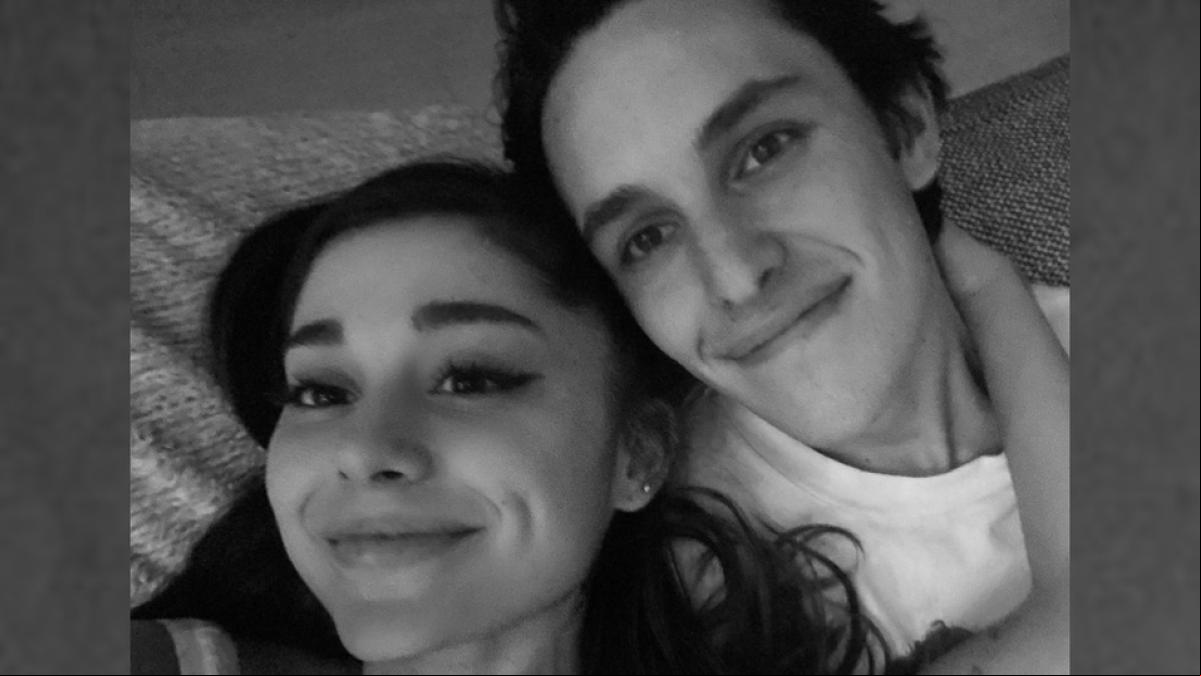 Ariana Grande se compromete con su novio Dalton Gomez