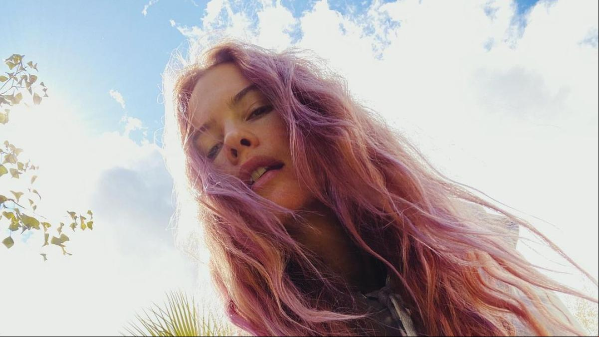 Cómo y por qué el cabello rosa definió la estética de la Covid-19
