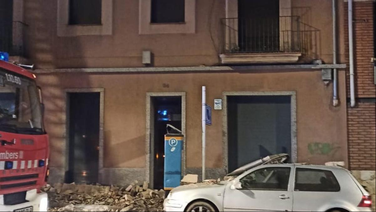 La caída parcial de la fachada de un edificio de Manresa aplasta cuatro coches aparcados