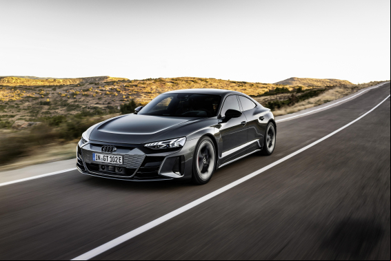 Tom Hardy, protagonista de la campaña de lanzamiento del nuevo Audi e-tron GT