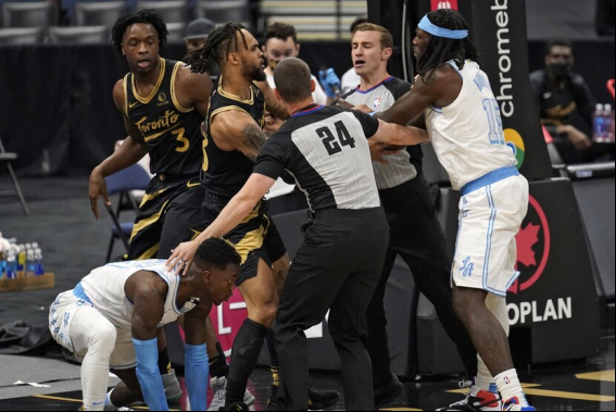 Los Lakers y los Raptors protagonizan una gran pelea en pleno partido de la NBA