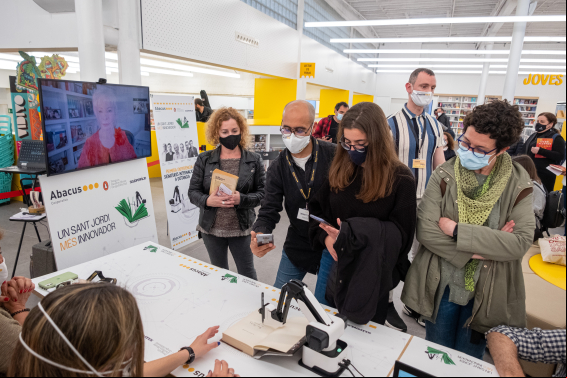 El robot que firma libros por Sant Jordi