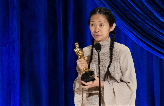 Nomadland se corona como mejor película en unos Oscar históricos