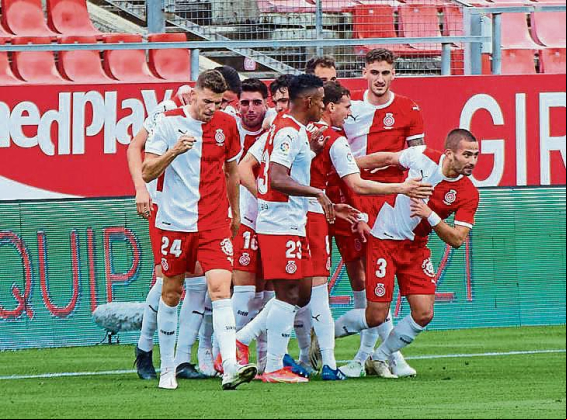 El Girona destroza al Almería en Montilivi y tiene pie y medio en la final del play off