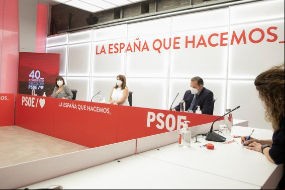 La dirección del PSOE invita a Susana Díaz a dimitir: La militancia da y quita liderazgos