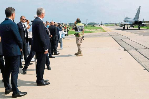 Sánchez sufre una “alerta real” en su visita a las tropas españolas en la base lituana de la OTAN