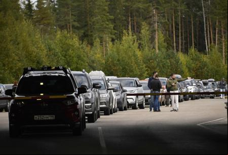 colas de coches en la frontera entre Rusia y Finlandia, cerca de Vaalimaa