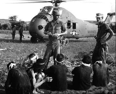 Prisioneros vietnamitas durante la Operación Starlite.