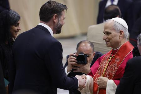 Vatican City (Vatican City State (Holy See)), 18/05/2025.- US Vice President JD Vance, flanked by and his wife Second lady Usha Vance, shakes hand to Pope Leo XIV (R) at the end of the Holy Mass for the Beginning of the Pontificate of Pope Leo XIV, at St. Peter's Square, in Vatican City, 18 May 2025. (Papa) EFE/EPA/FABIO FRUSTACI