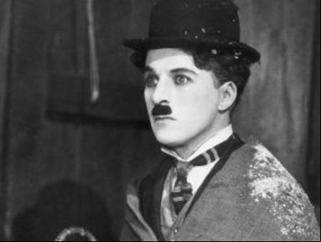El actor británico, Charles Chaplin, en un fotograma de una de su películas más célebres, 'The Gold Rush' (1925)