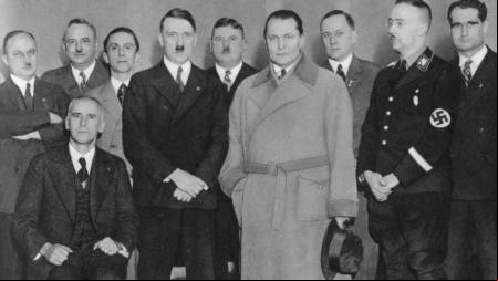 Líderes nazis. Berlín, 1933. Adolf Hitler (1889-1945) junto a Hanns Kerrl (1887-1941), Wilhelm Kube (1887-1943), Joseph Goebbels (1897-1945), Ernst Röhm (1887-1934), Hermann Göring (1893-1946), Richard Walther Darré (1895-1953), Heinrich Himmler (1900-1945) and Rudolf Hess (1894-1987). Un testimonio de la lucha por el Tercer Reich.