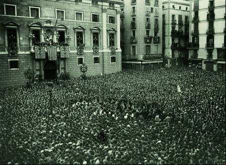 Proclamación de la Segunda República en Barcelona, que suponía el final del reinado de Alfonso XIII.