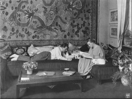 Fritz Lang y Thea von Harbou en su piso de Berlín, 1923 o 1924.