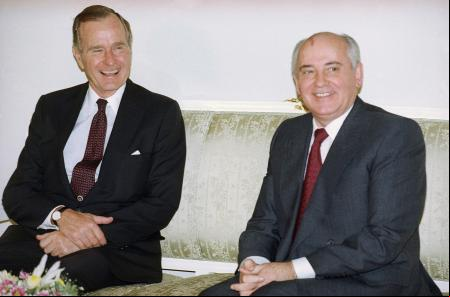 George Bush junto a Mijaíl Gorbachev tras un encuentro en Madrid en 1991