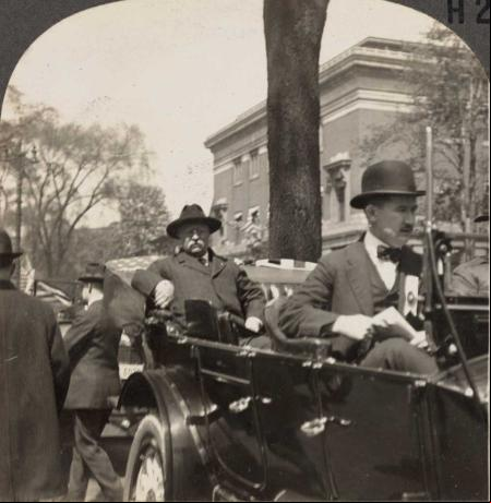 Theodore Roosevelt en un coche durante la campaña de 1912, a la que se presentó como líder del Partido Progresista.