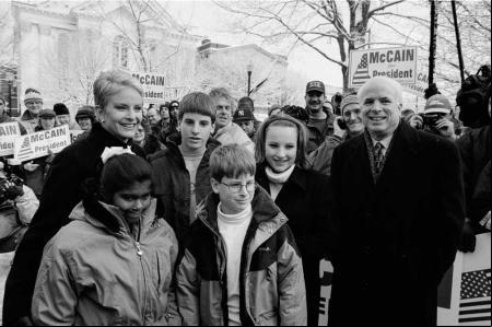A la izqda., John McCain, con su mujer y sus hijos, durante un acto de campaña en el estado de New Hampshire, en enero de 2000.