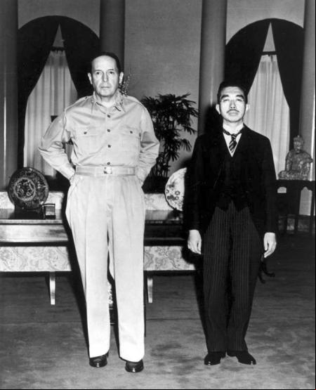 Douglas MacCarthur e Hirohito en su primer encuentro oficial tras la rendición de Japón