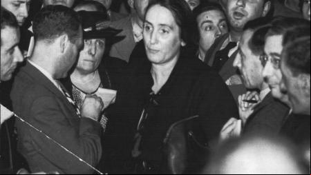 Dolores Ibárruri en París a principios de septiembre de 1936, donde viajó para realizar un llamamiento al auxilio internacional de la República