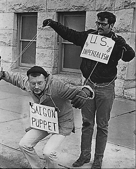 Dos personas protestan contra la intervención en Vietnam en el año 1967.