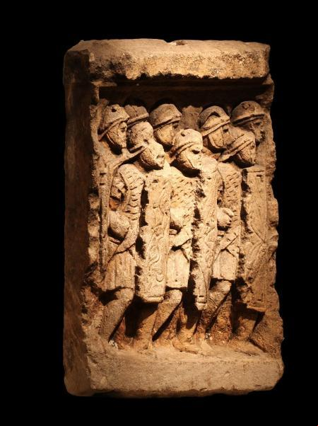 Relieve que representa a las legiones romanas en formación.