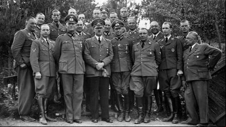 Adolf Hitler, en 1940, fotografiados junto a sus fieles, muchos de los cuales fueron figuras fundamentales a la hora de desarrollar la propaganda del Tercer Reich.