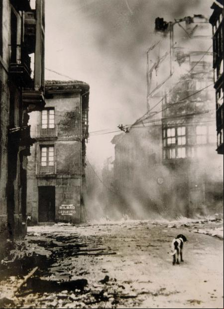 Una imagen de Gernika tras el bombardeo de la Legión Cóndor alemana, en 1937