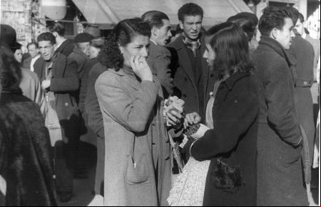 Dos mujeres trapichean en el Madrid de 1940, donde la escasez generalizaba obligaba a recurrir al mercado negro