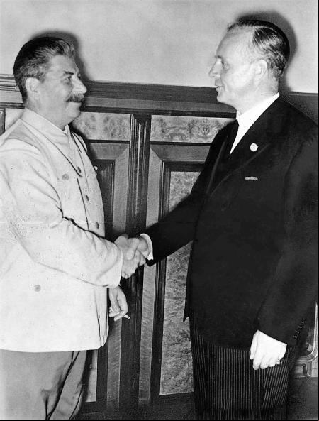 El ministro alemán Joachim Von Ribbentrop, con Stalin