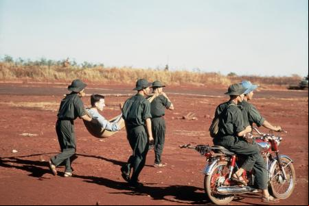 Soldados del Viet Cong transportan a un soldado estadounidense herido para un intercambio de prisioneros