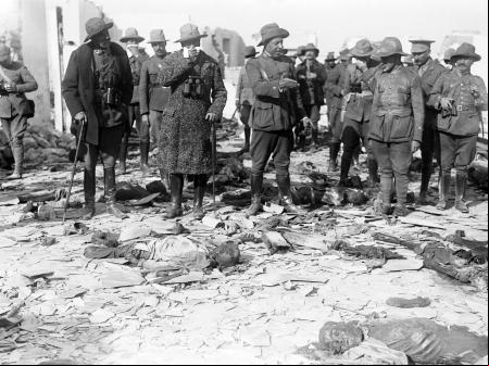 El general Berenguer inspecciona en octubre de 1921 el cammento de Monte Arruit, con los cadáveres sin sepultar de los muertos en agosto