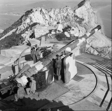 Cañón de defensa costera en la cima de Gibraltar.