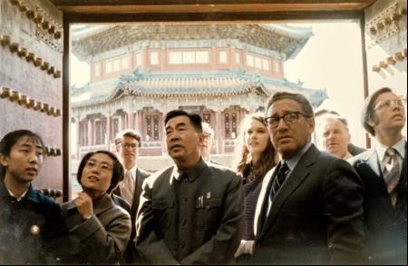 Henry Kissinger en Pekín, en 1971, con de la Asociación del pueblo chino para la amistad con los países extranjeros.