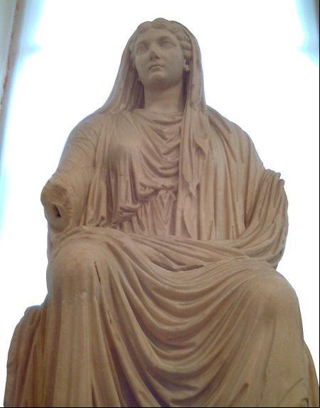 Estatua de Livia Drusila vestida con 'estola' y 'palla'.