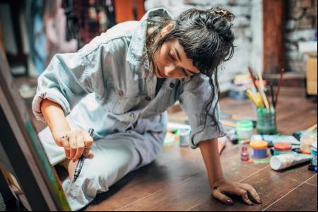 Una mujer pintando un cuadro en un estudio