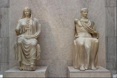 Estatuas de Tiberio y su madre Livia.