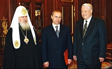 Alexis II de Moscú y de Toda Rusia acompañó a Boris Yeltsin y Vladímir Putin en la ceremonia de relevo de poder