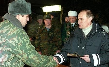 Ya como presidente, Putin viajó a Daguestán para reconocer la labor de los militares rusos en Chechenia obsequiándolos con unos cuchillos