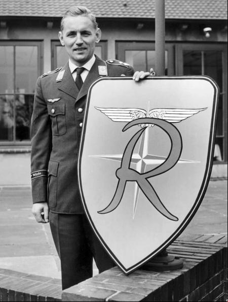 Erich Hartmann, comandante del Escuadrón Richthofen, con la insignia de la formación en una foto de 1961.