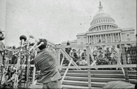 Centenares de veteranos de guerra lanzaron a las escaleras del Capitolio las medallas otorgadas por sus méritos militares en Vietnam