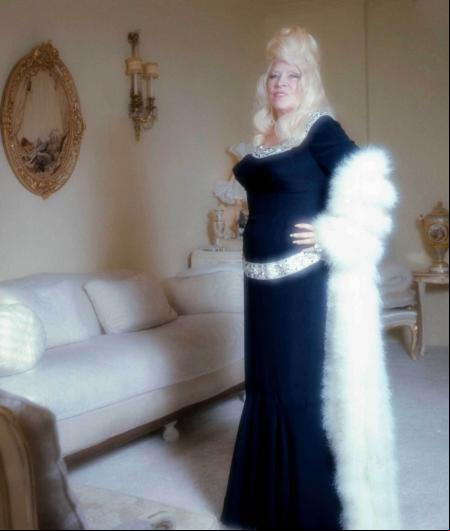 Mae West en su apartamento de Los Ángeles en 1973
