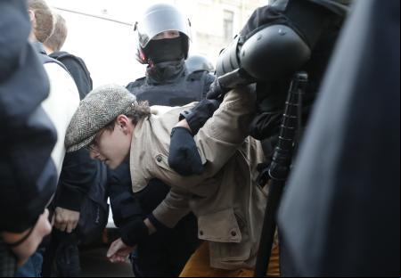 Policías rusos detienen a una persona en San Petersburgo