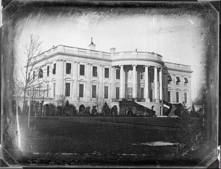 Primera fotografía conocida tomada de la Casa Blanca, en torno a 1846.